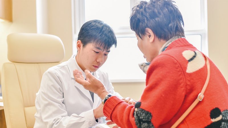 养老护理员与护工：角色定位与职责差异解析